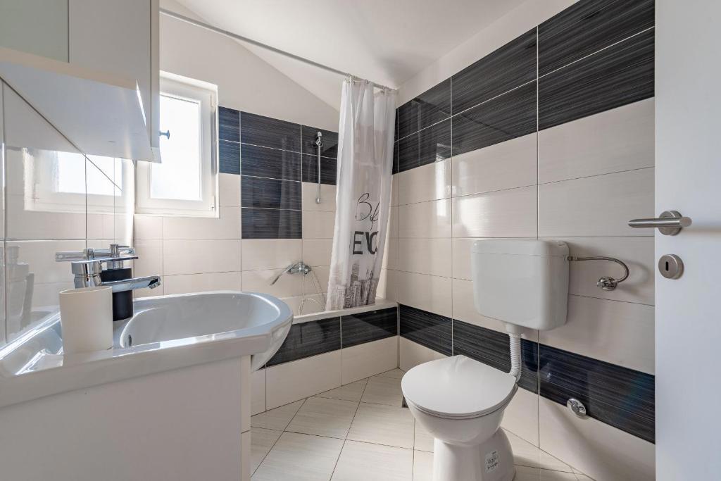 Vila z bazenom in slapom – zaseben raj blizu morja