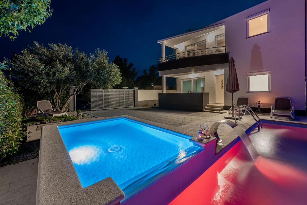 Vila z bazenom in slapom – zaseben raj blizu morja