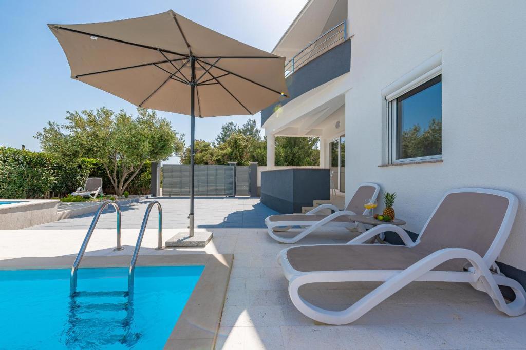 Vila z bazenom in slapom – zaseben raj blizu morja