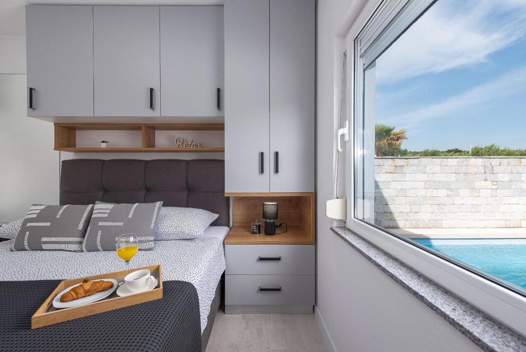 Vila z bazenom in slapom – zaseben raj blizu morja