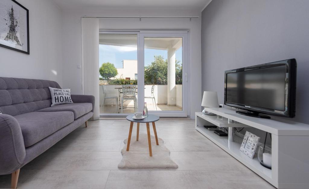 Vila z bazenom in slapom – zaseben raj blizu morja