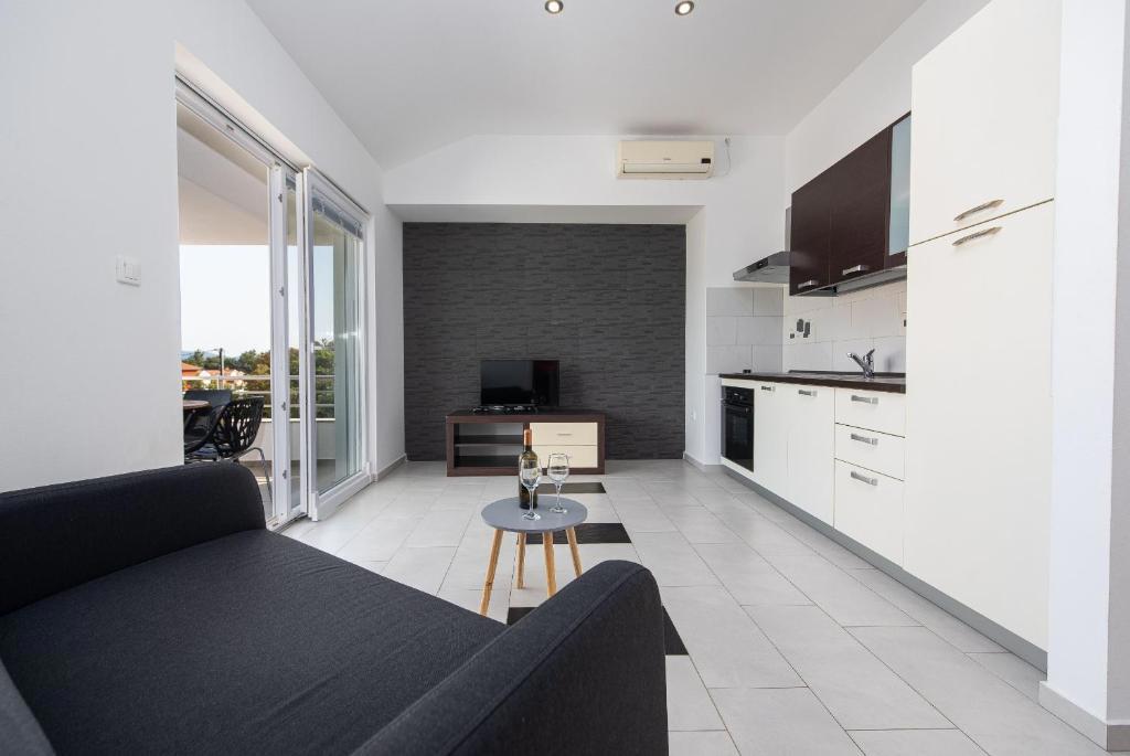 Vila z bazenom in slapom – zaseben raj blizu morja