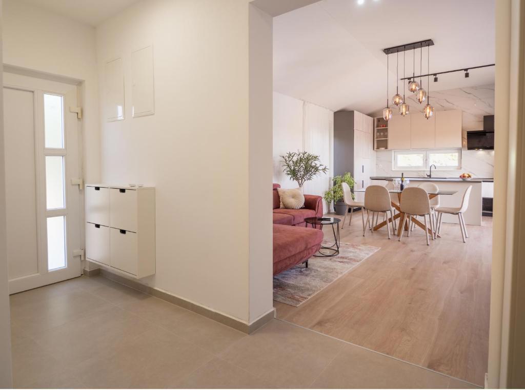 Moderna pritlična hiša s bazenom