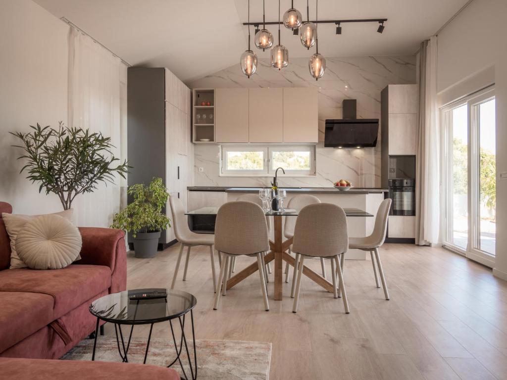 Moderna pritlična hiša s bazenom