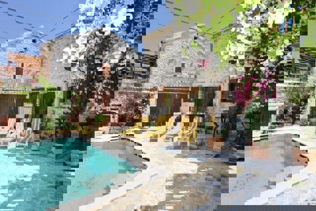 Kamnita hiša, primerna za turistični najem