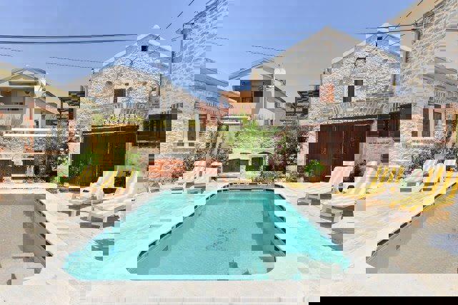 Kamnita hiša, primerna za turistični najem