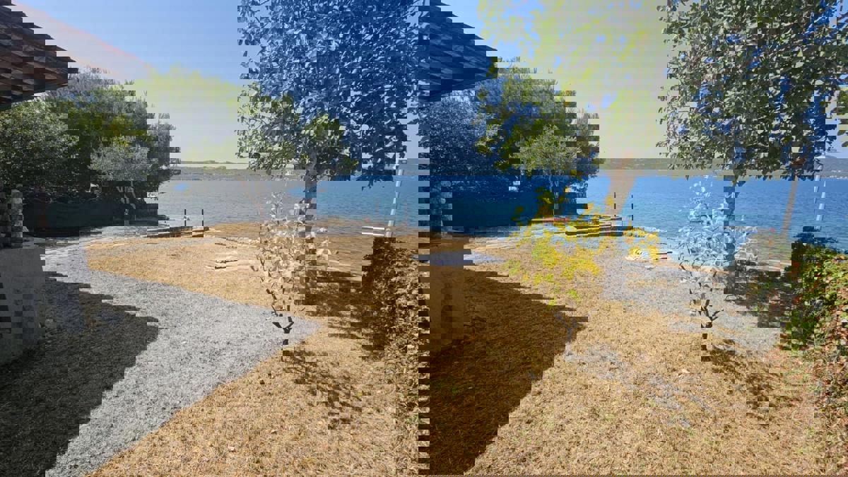 Hiša v prvem vrsti ob morju in plaži