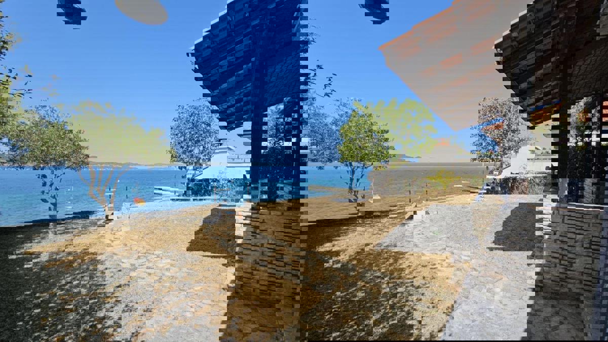 Hiša v prvem vrsti ob morju in plaži