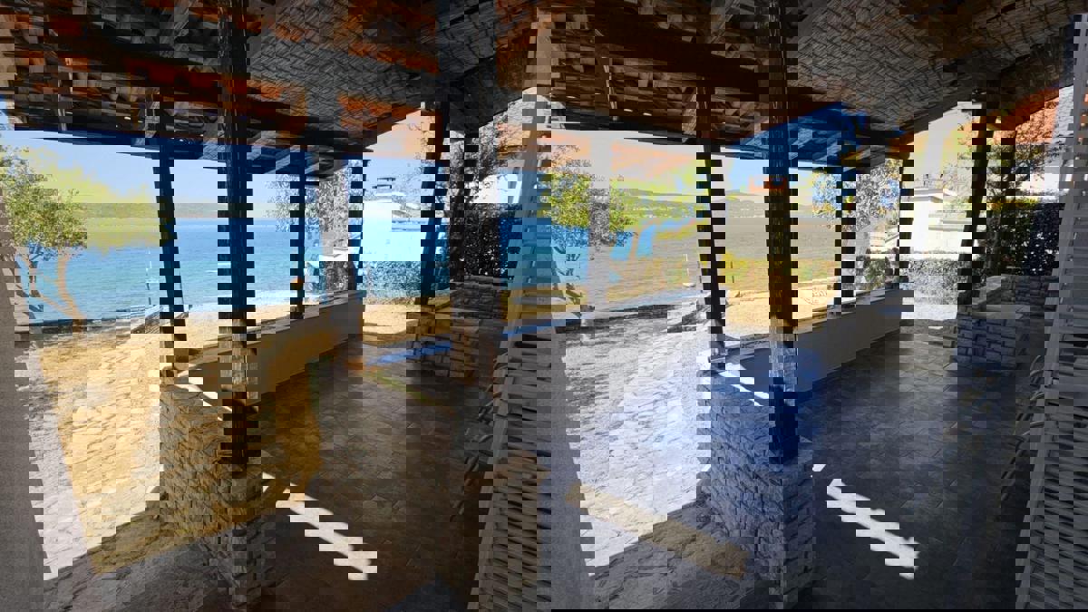 Hiša v prvem vrsti ob morju in plaži