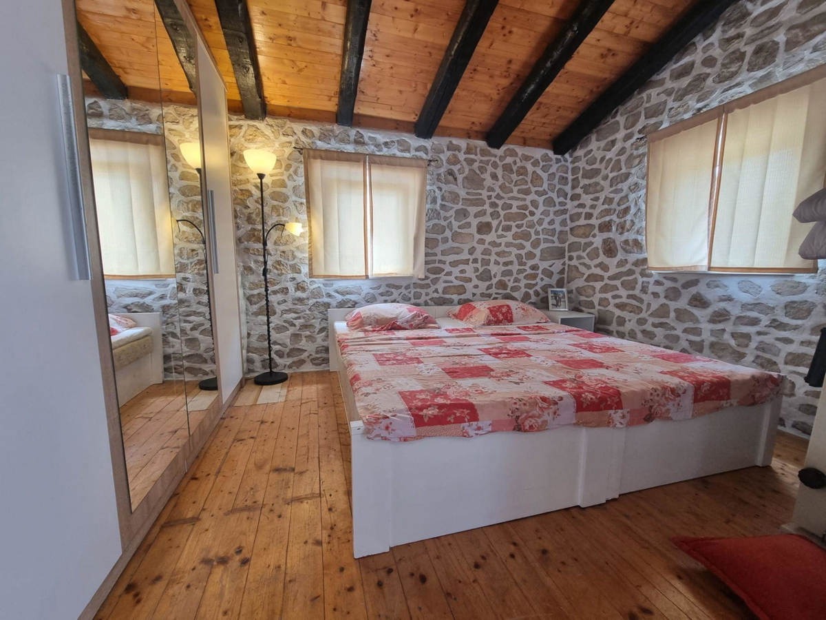 Očarljiva hiša z bazenom, obdana z zelenjem