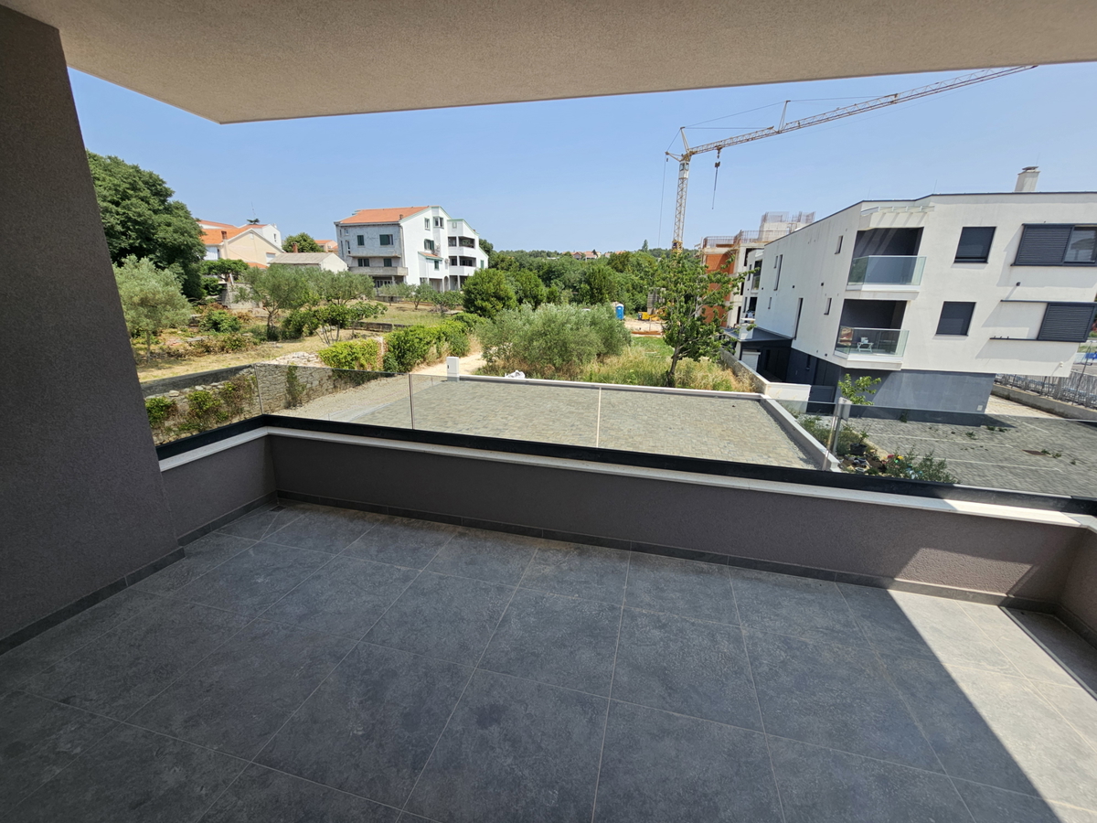 Novogradnja - 50 m oddaljena od morja z razgledom in dvigalom