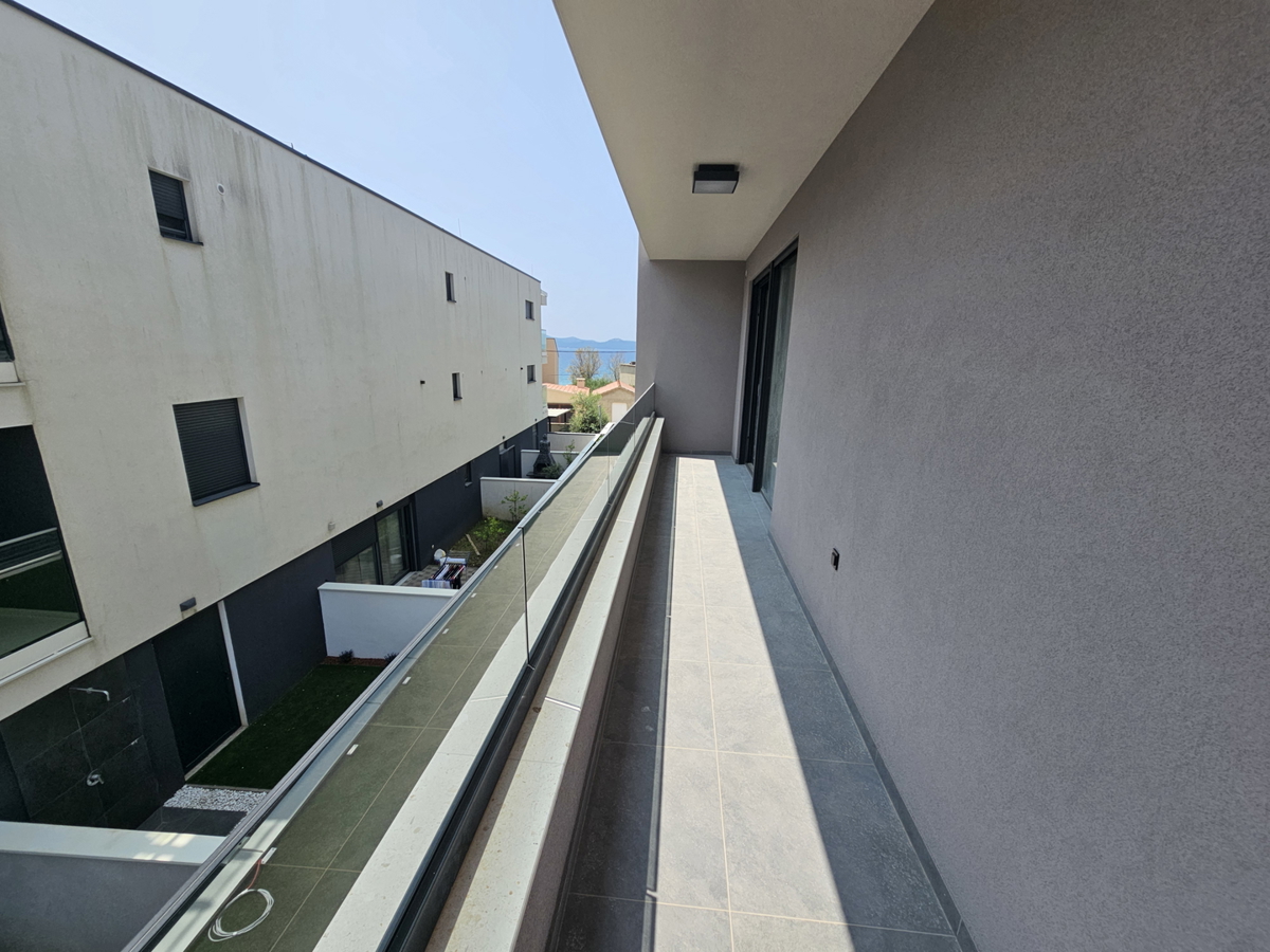Novogradnja - 50 m oddaljena od morja z razgledom in dvigalom