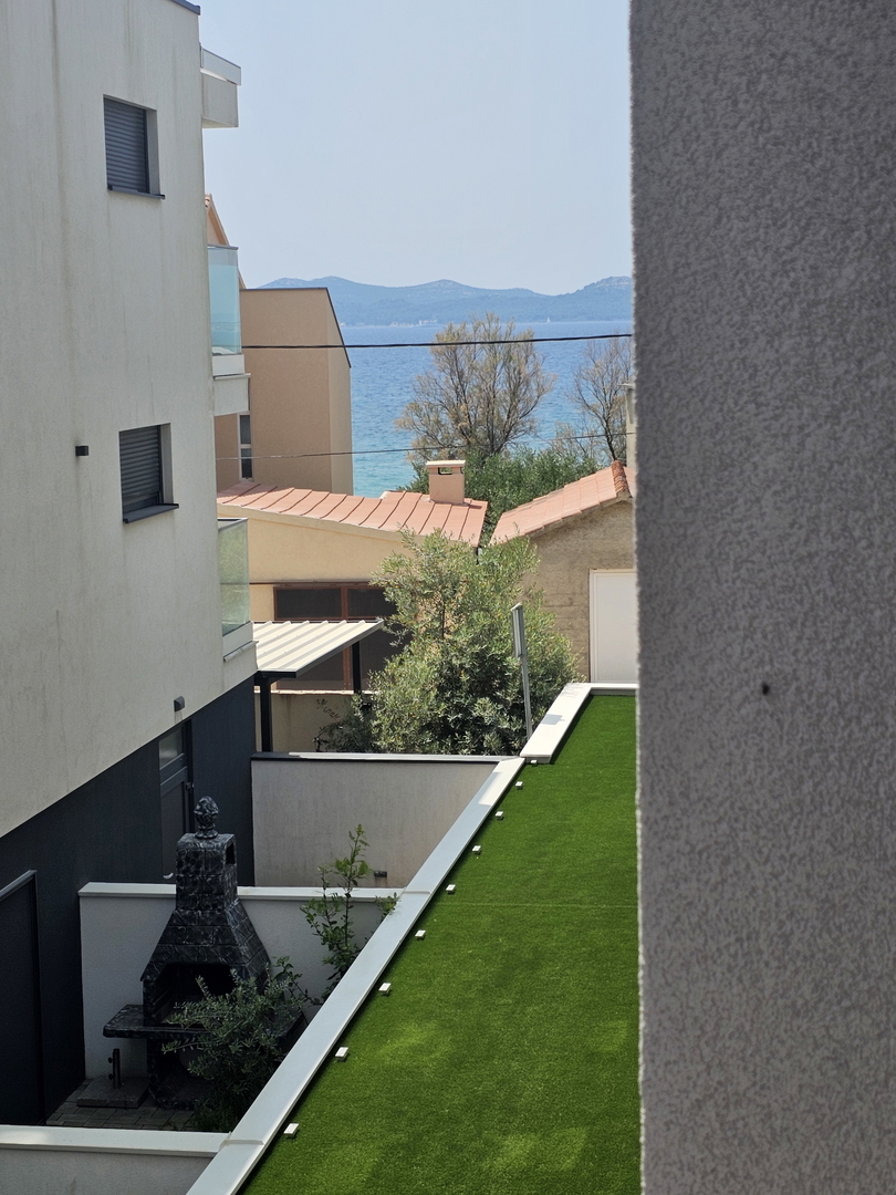 Novogradnja - 50 m oddaljena od morja z razgledom in dvigalom