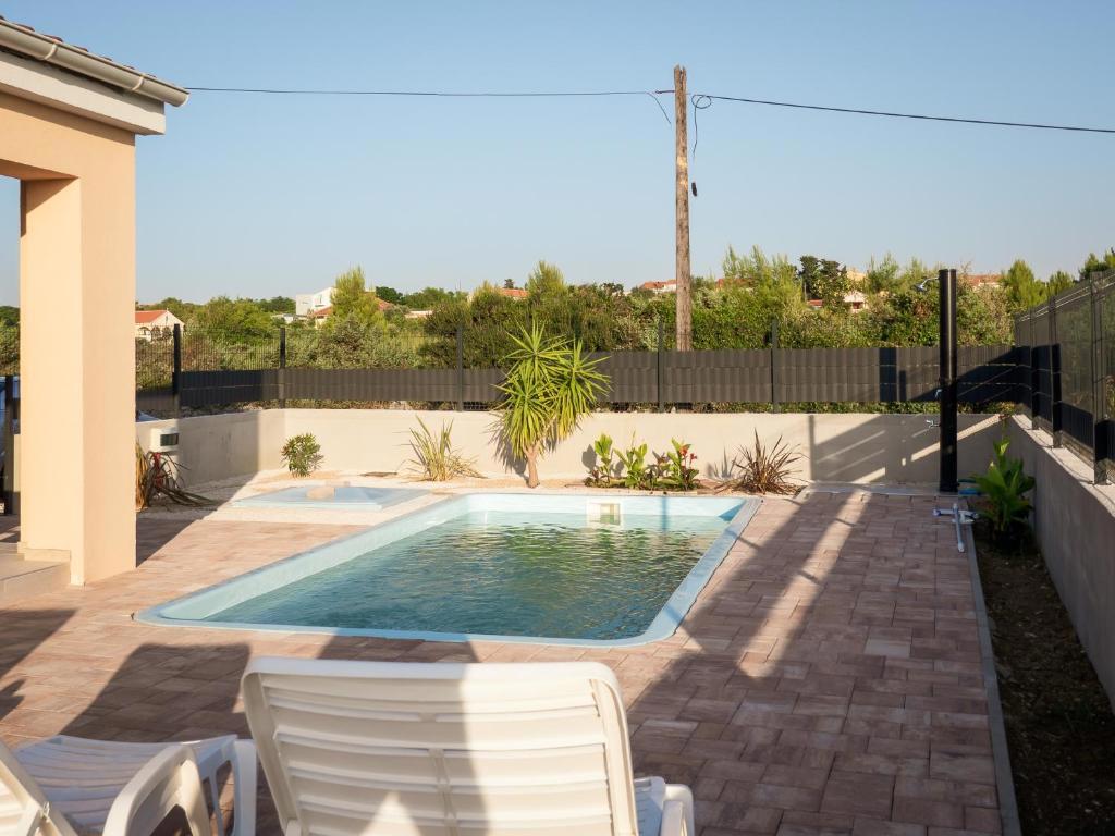 Moderna pritlična hiša s bazenom