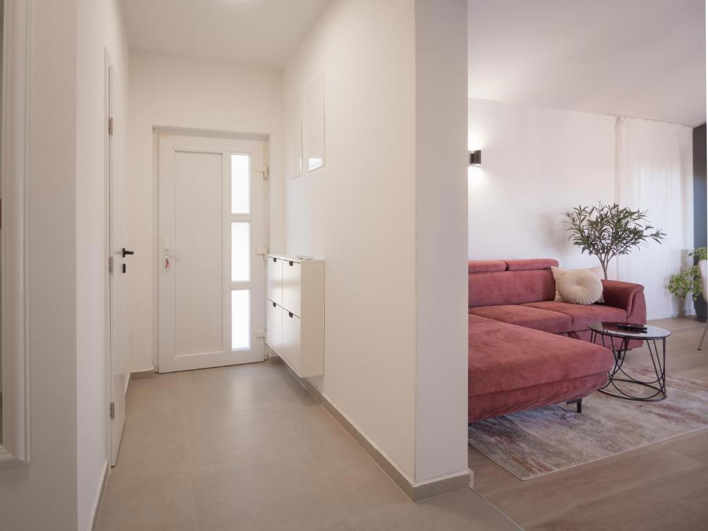 Moderna pritlična hiša s bazenom