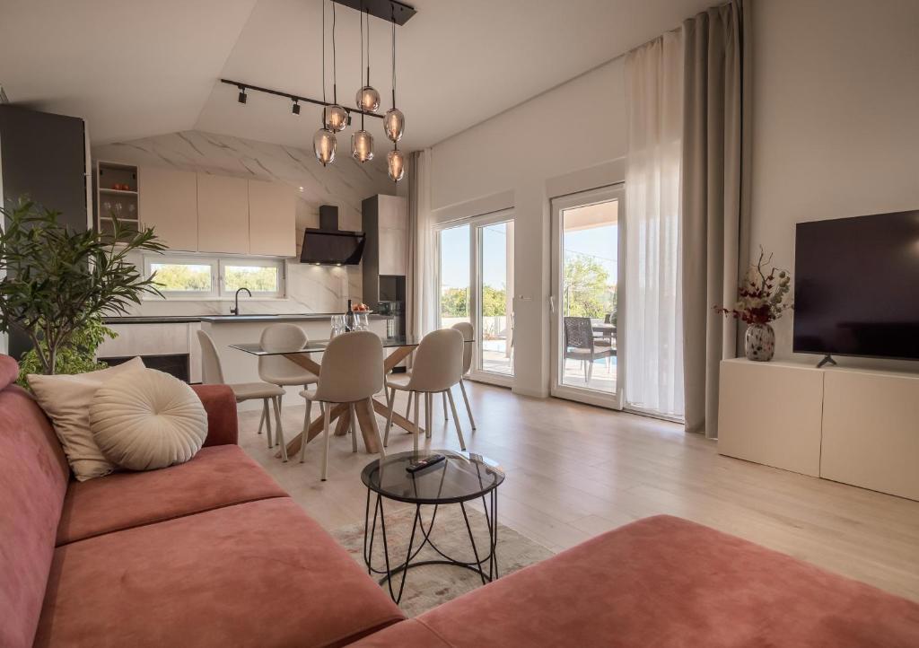 Moderna pritlična hiša s bazenom