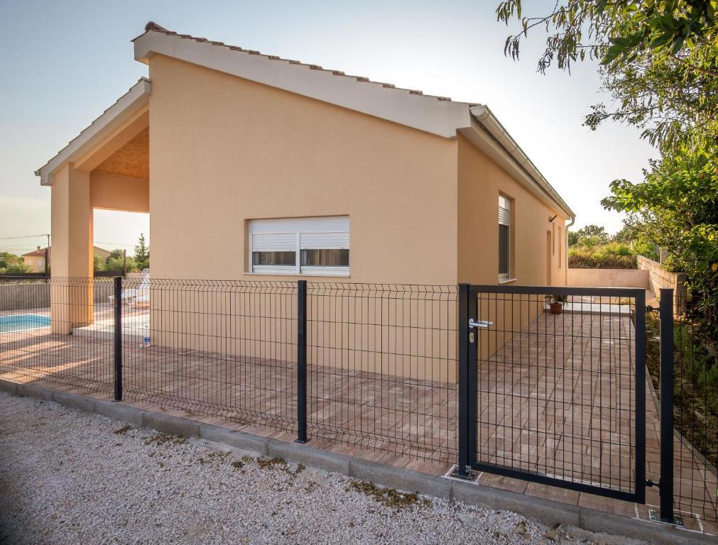 Moderna pritlična hiša s bazenom