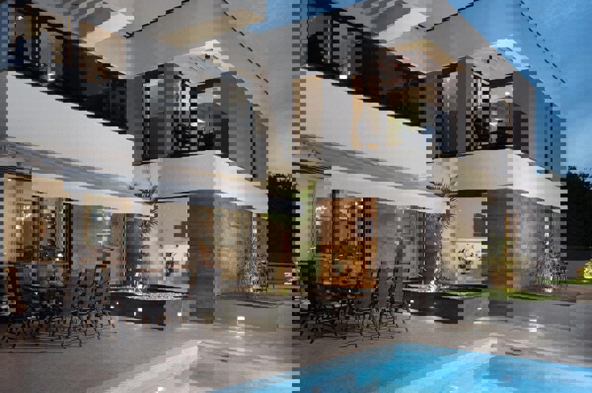 Prostorna moderna vila na mirni lokaciji