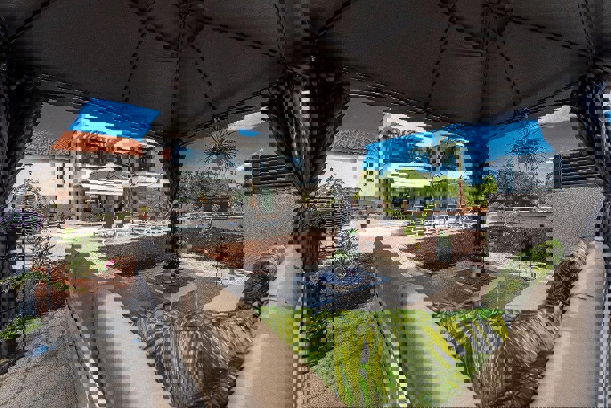 Prostorna moderna vila na mirni lokaciji