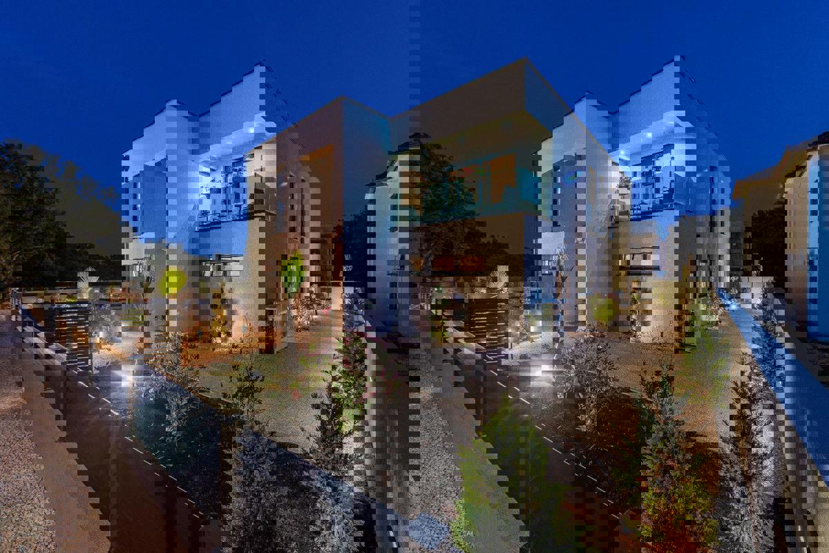 Prostorna moderna vila na mirni lokaciji