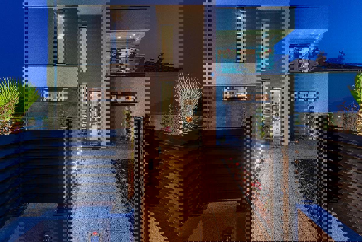 Prostorna moderna vila na mirni lokaciji