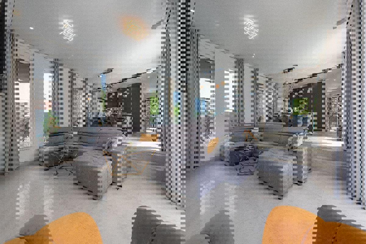 Prostorna moderna vila na mirni lokaciji