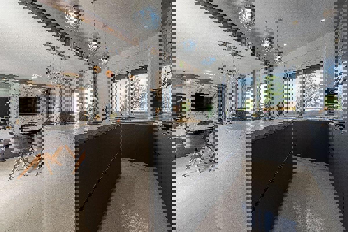 Prostorna moderna vila na mirni lokaciji