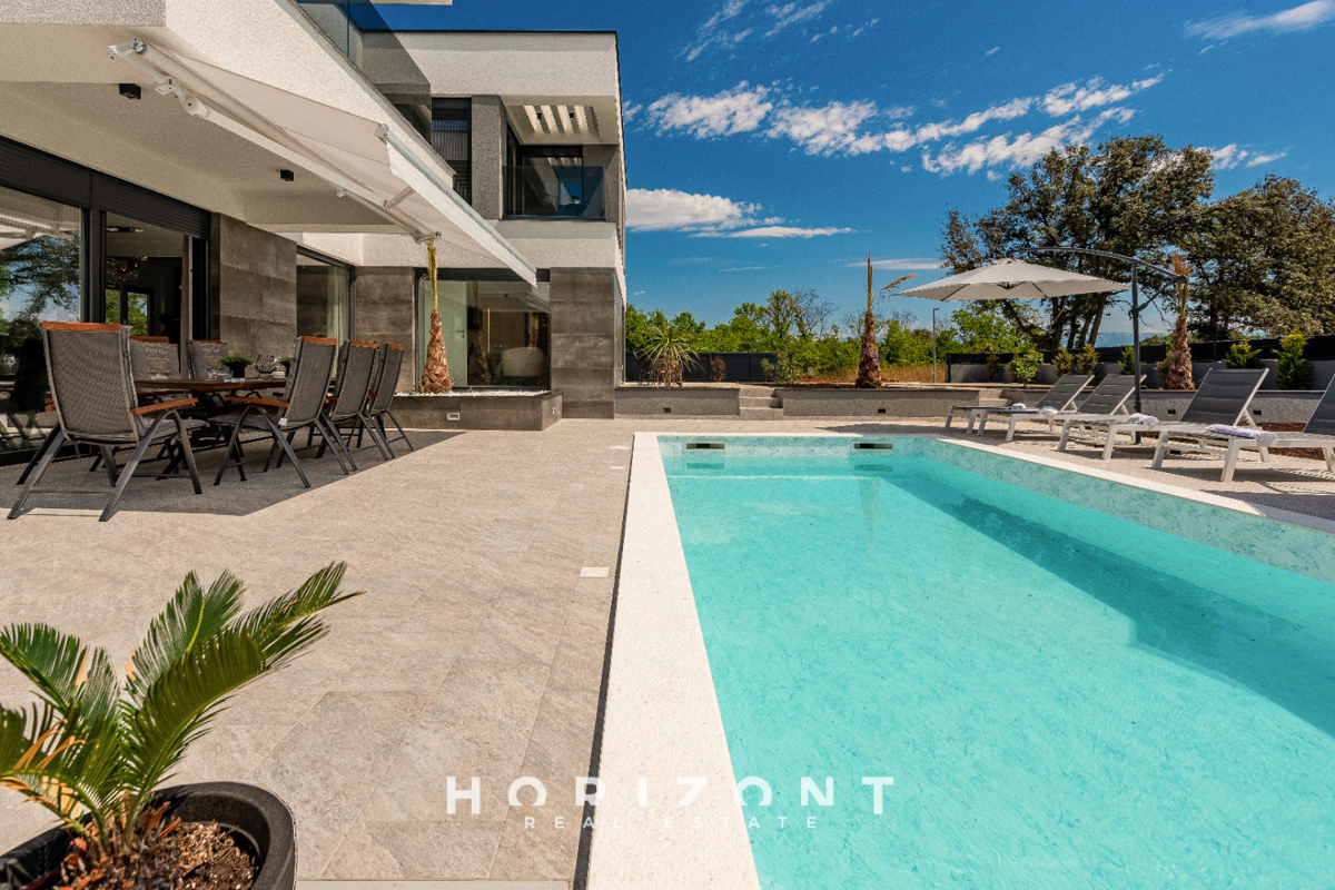 Prostorna moderna vila na mirni lokaciji