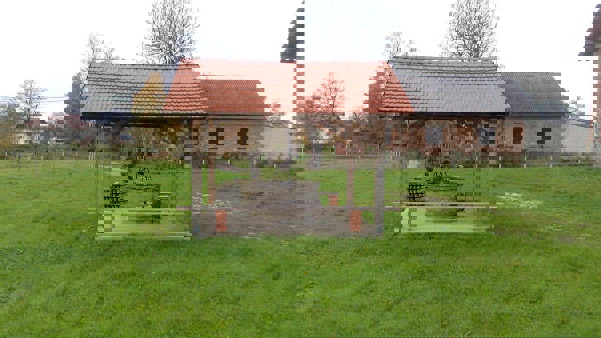 Priložnost – veliko gradbeno zemljišče z objekti