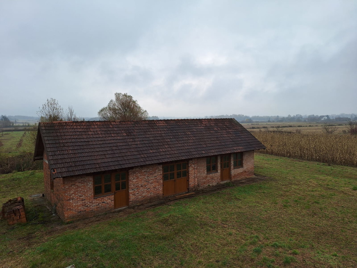 Priložnost – veliko gradbeno zemljišče z objekti