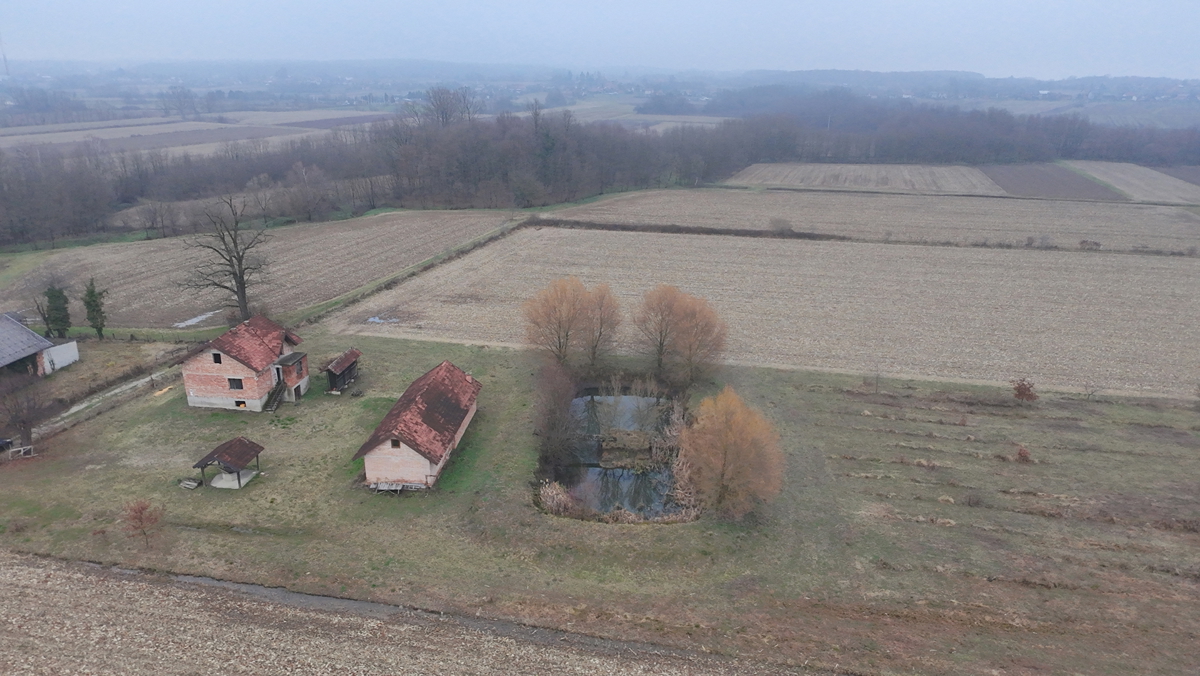 Priložnost – veliko gradbeno zemljišče z objekti