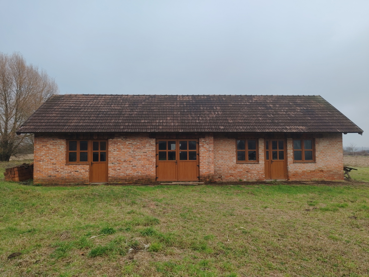 Priložnost – veliko gradbeno zemljišče z objekti