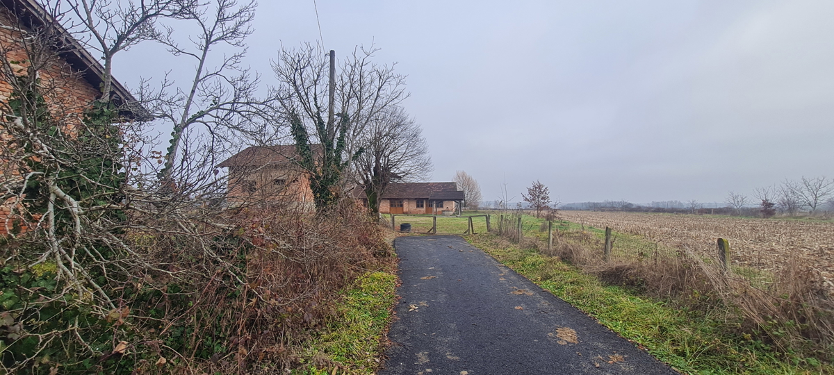 Priložnost – veliko gradbeno zemljišče z objekti