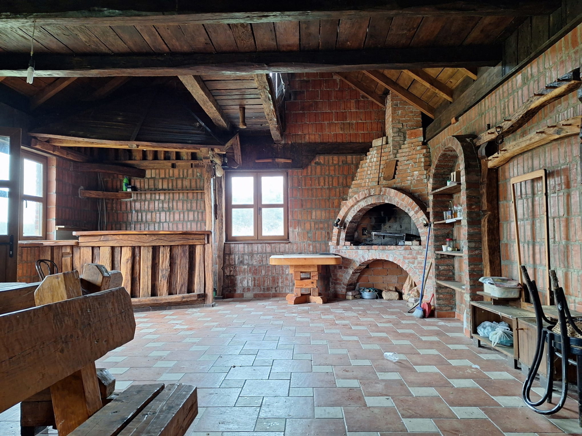 Priložnost – veliko gradbeno zemljišče z objekti