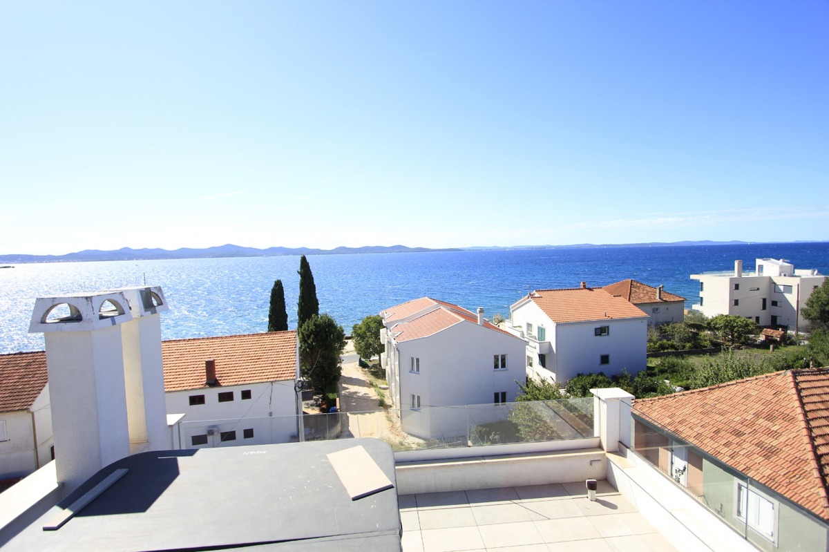 Luksuzno dvonadstropno 4,5-prostorno stanovanje z vrtno teraso in pogledom na morje