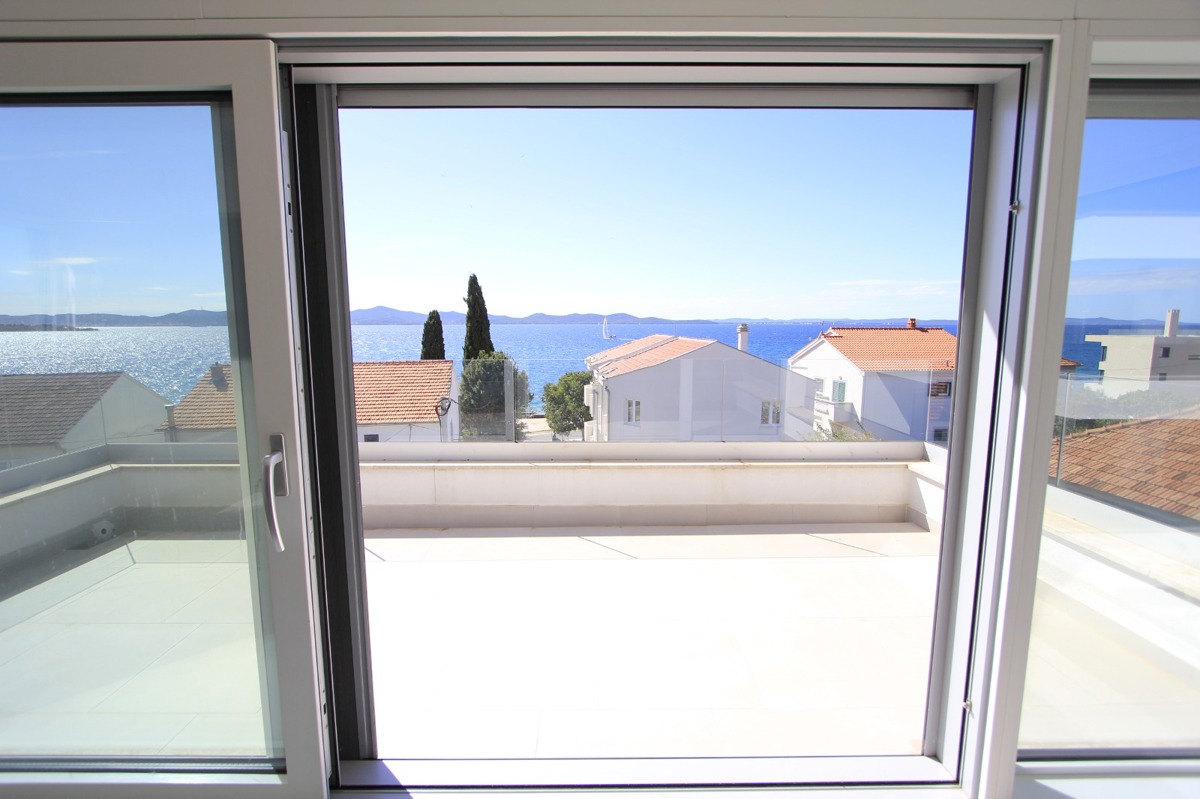 Luksuzno dvonadstropno 4,5-prostorno stanovanje z vrtno teraso in pogledom na morje