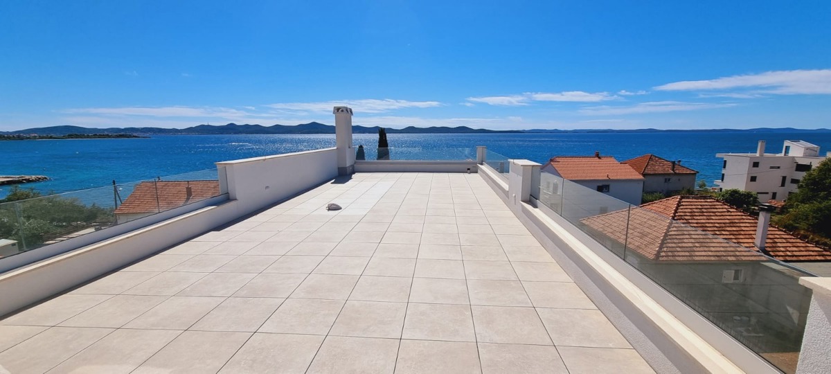 Luksuzno dvonadstropno 4,5-prostorno stanovanje z vrtno teraso in pogledom na morje