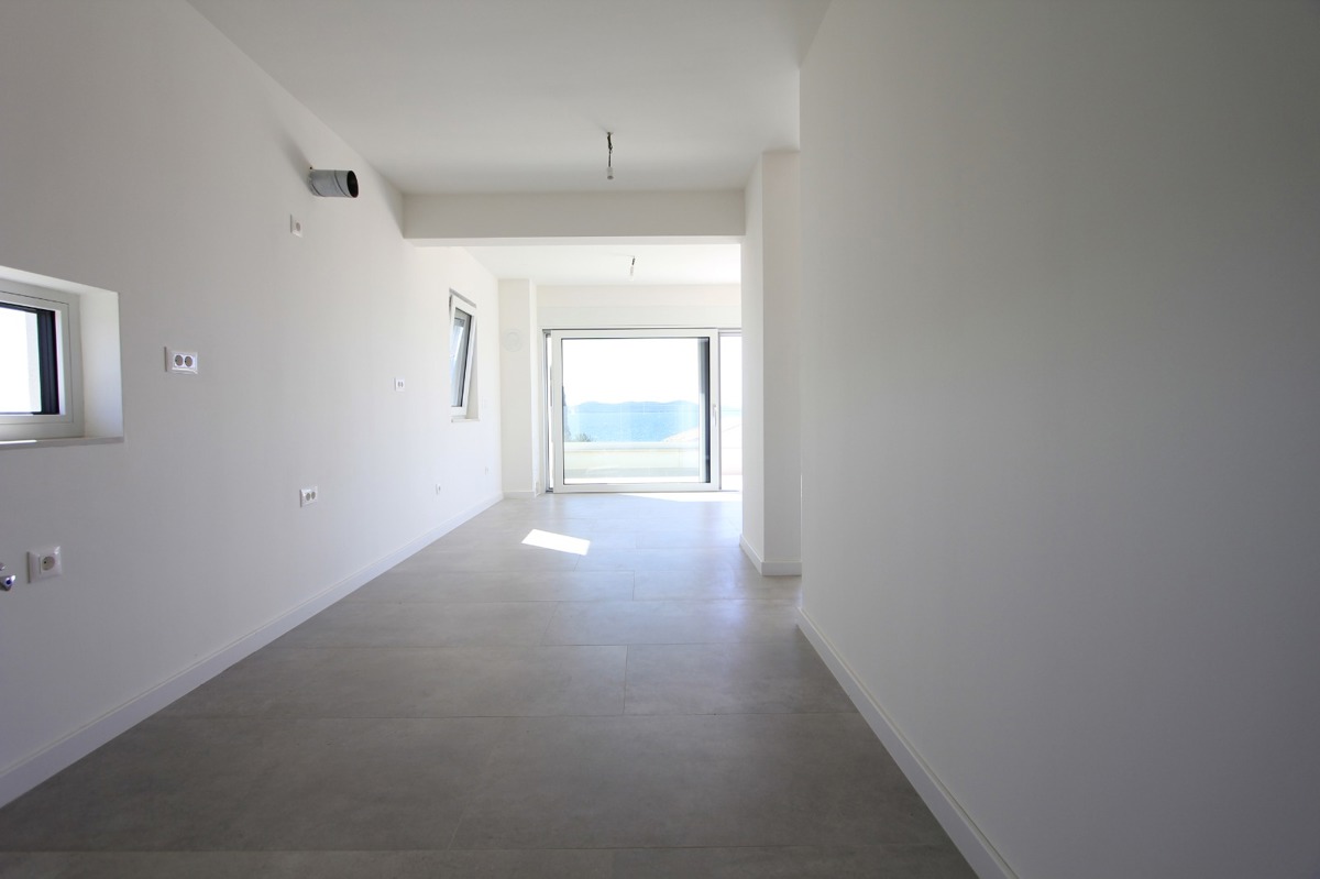 Luksuzno dvonadstropno 4,5-prostorno stanovanje z vrtno teraso in pogledom na morje