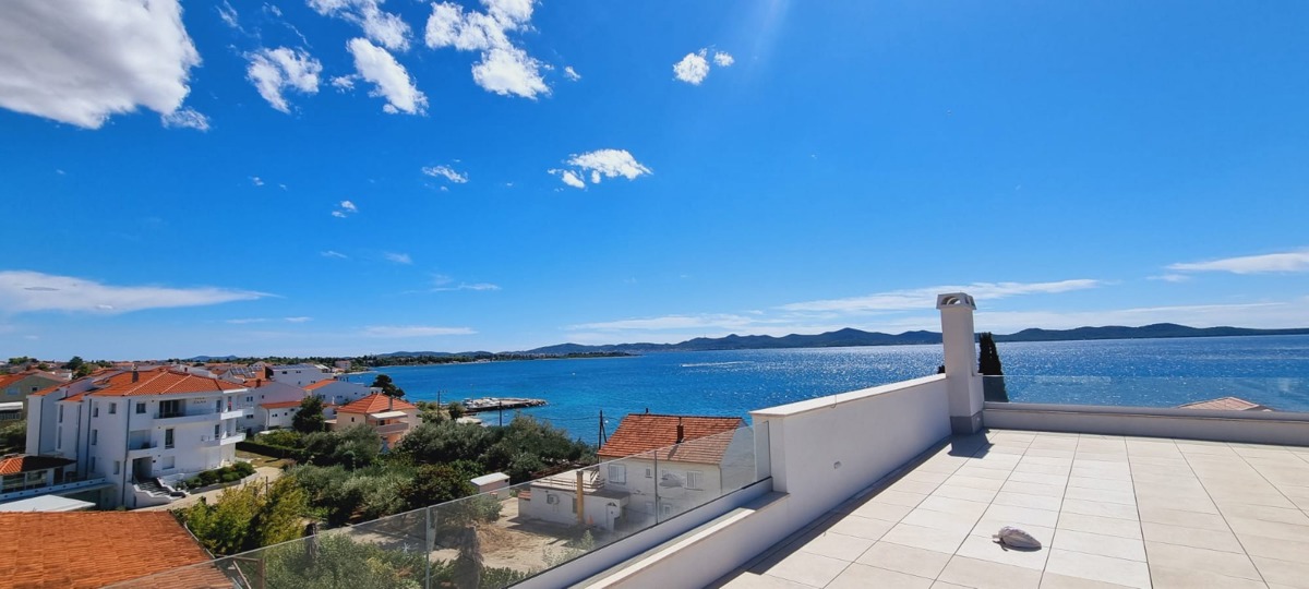 Luksuzno dvonadstropno 4,5-prostorno stanovanje z vrtno teraso in pogledom na morje