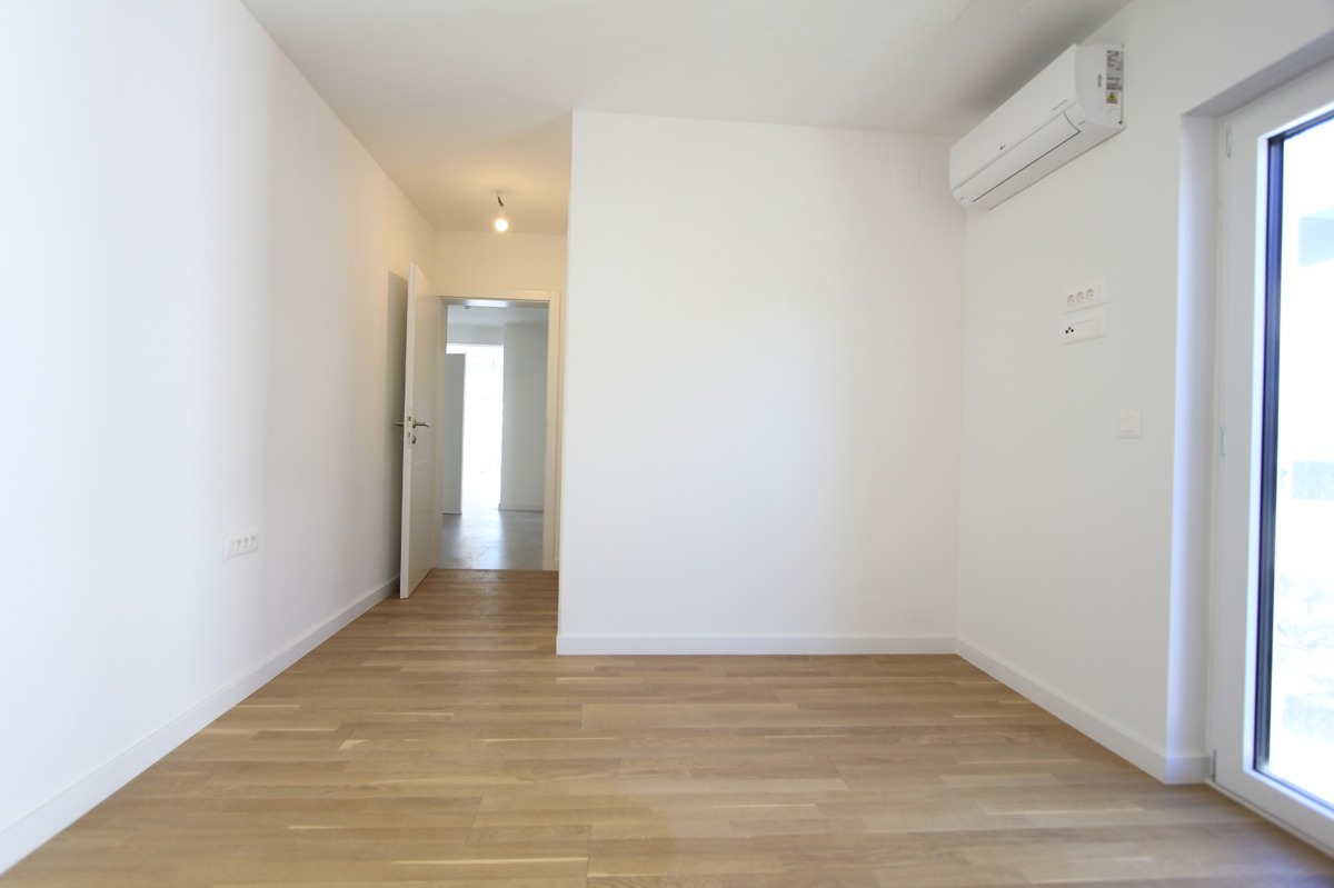 Luksuzno dvonadstropno 4,5-prostorno stanovanje z vrtno teraso in pogledom na morje