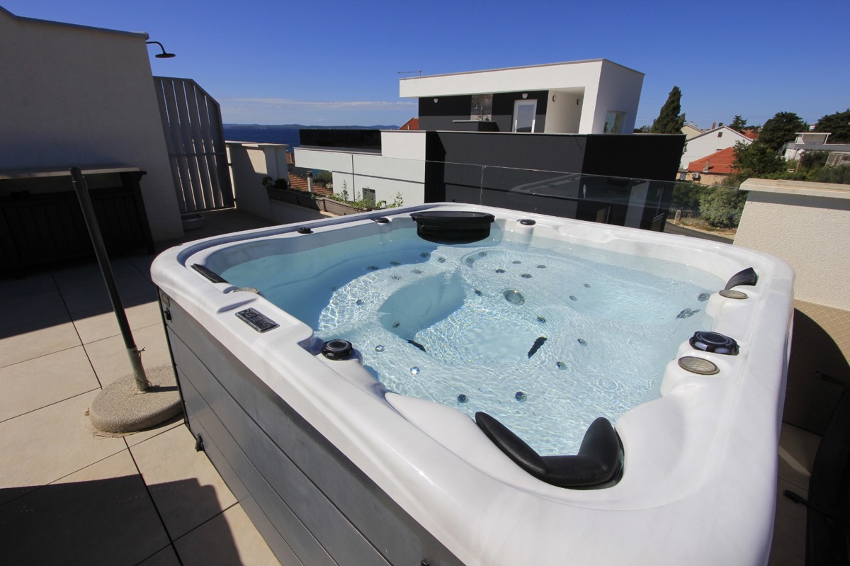 Luksuzno dvonadstropno 4,5-prostorno stanovanje z vrtno teraso in pogledom na morje