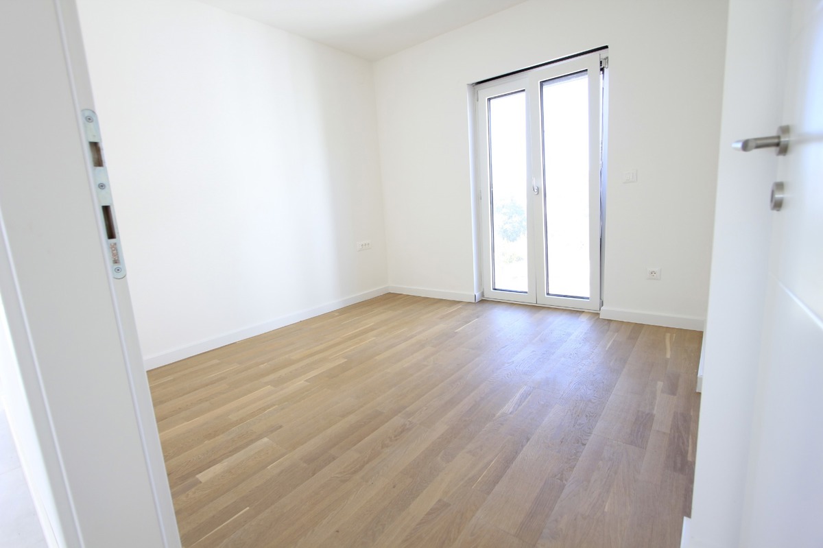 Luksuzno dvonadstropno 4,5-prostorno stanovanje z vrtno teraso in pogledom na morje