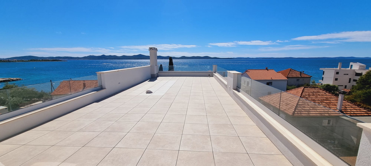 Luksuzno dvonadstropno 4,5-prostorno stanovanje z vrtno teraso in pogledom na morje