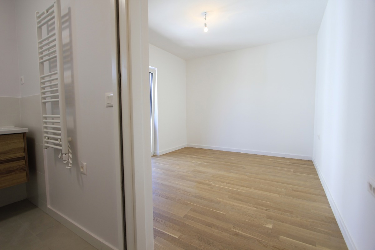 Luksuzno dvonadstropno 4,5-prostorno stanovanje z vrtno teraso in pogledom na morje