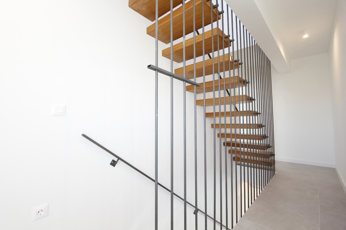 Luksuzno dvonadstropno 4,5-prostorno stanovanje z vrtno teraso in pogledom na morje