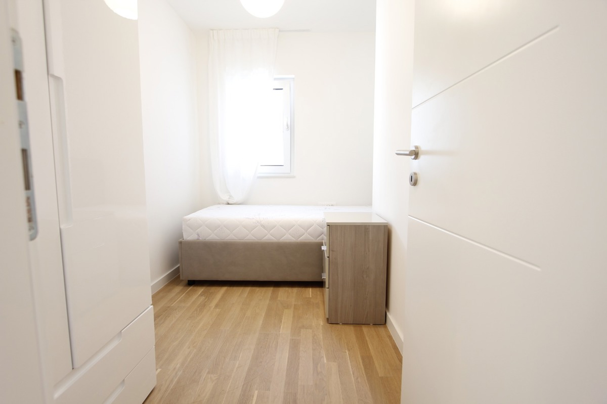 Luksuzno dvonadstropno 4,5-prostorno stanovanje z vrtno teraso in pogledom na morje