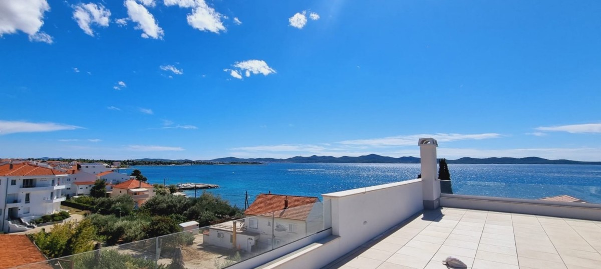 Luksuzno dvonadstropno 4,5-prostorno stanovanje z vrtno teraso in pogledom na morje