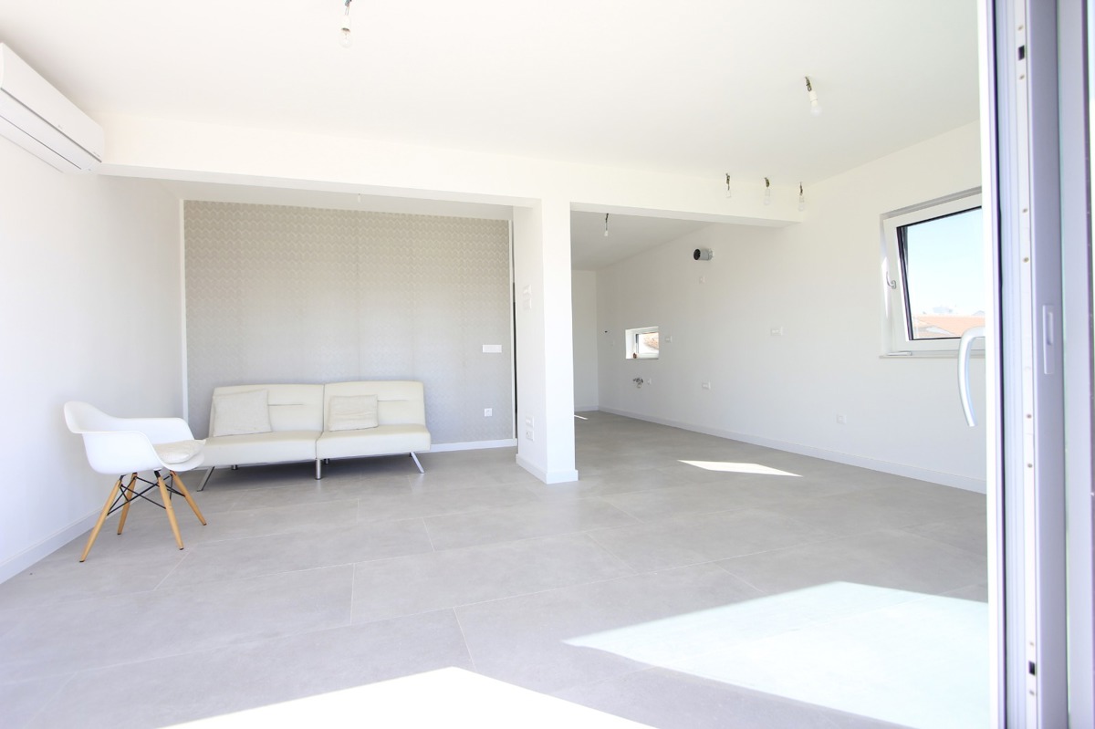 Luksuzno dvonadstropno 4,5-prostorno stanovanje z vrtno teraso in pogledom na morje