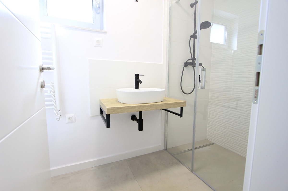 Luksuzno dvonadstropno 4,5-prostorno stanovanje z vrtno teraso in pogledom na morje