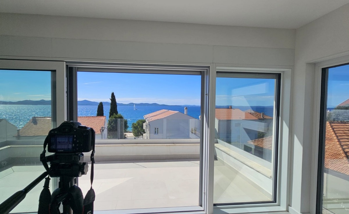 Luksuzno dvonadstropno 4,5-prostorno stanovanje z vrtno teraso in pogledom na morje